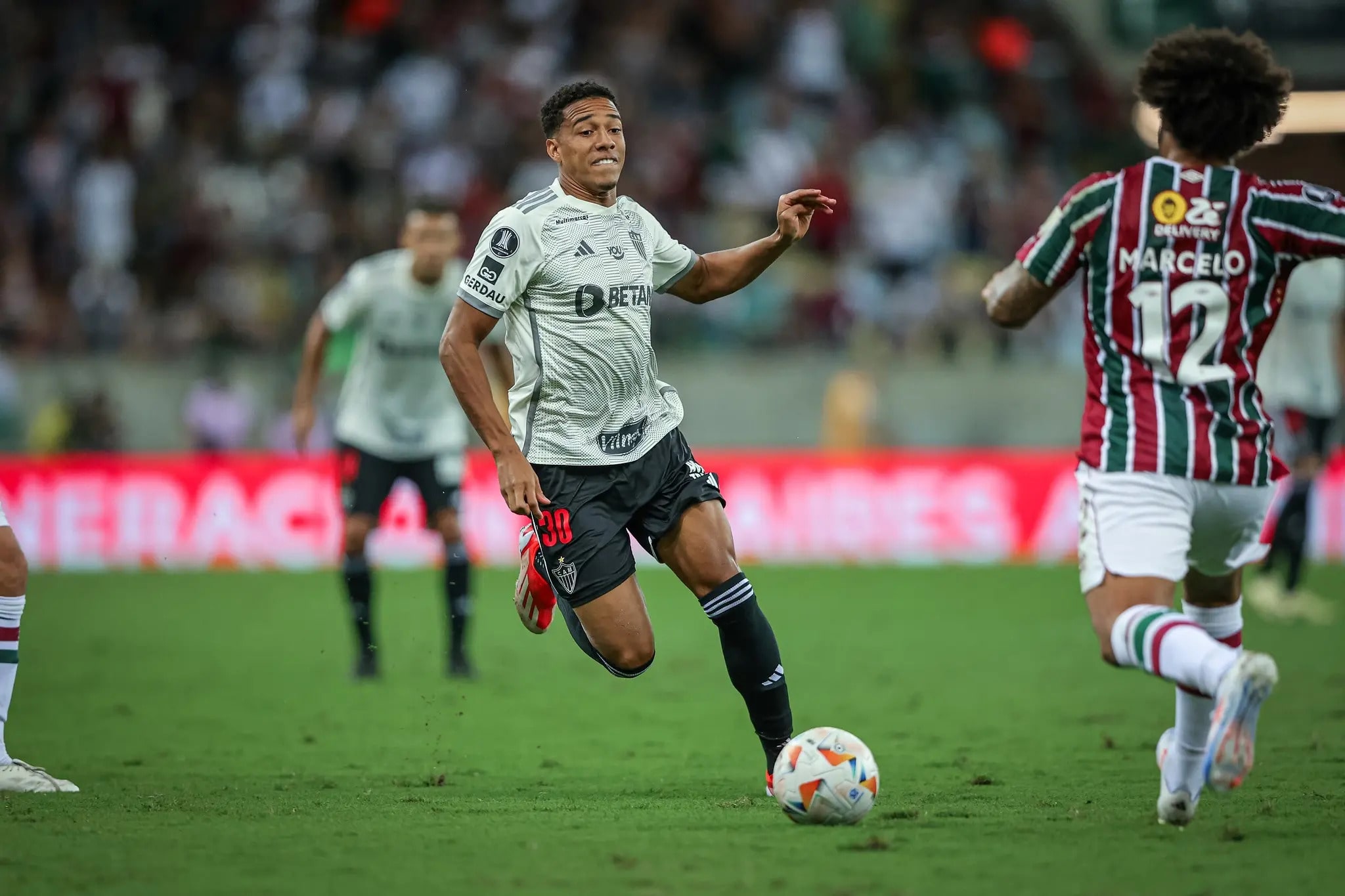 Emoções à Flor da Pele: Palacios Sai Chorando do Maracanã